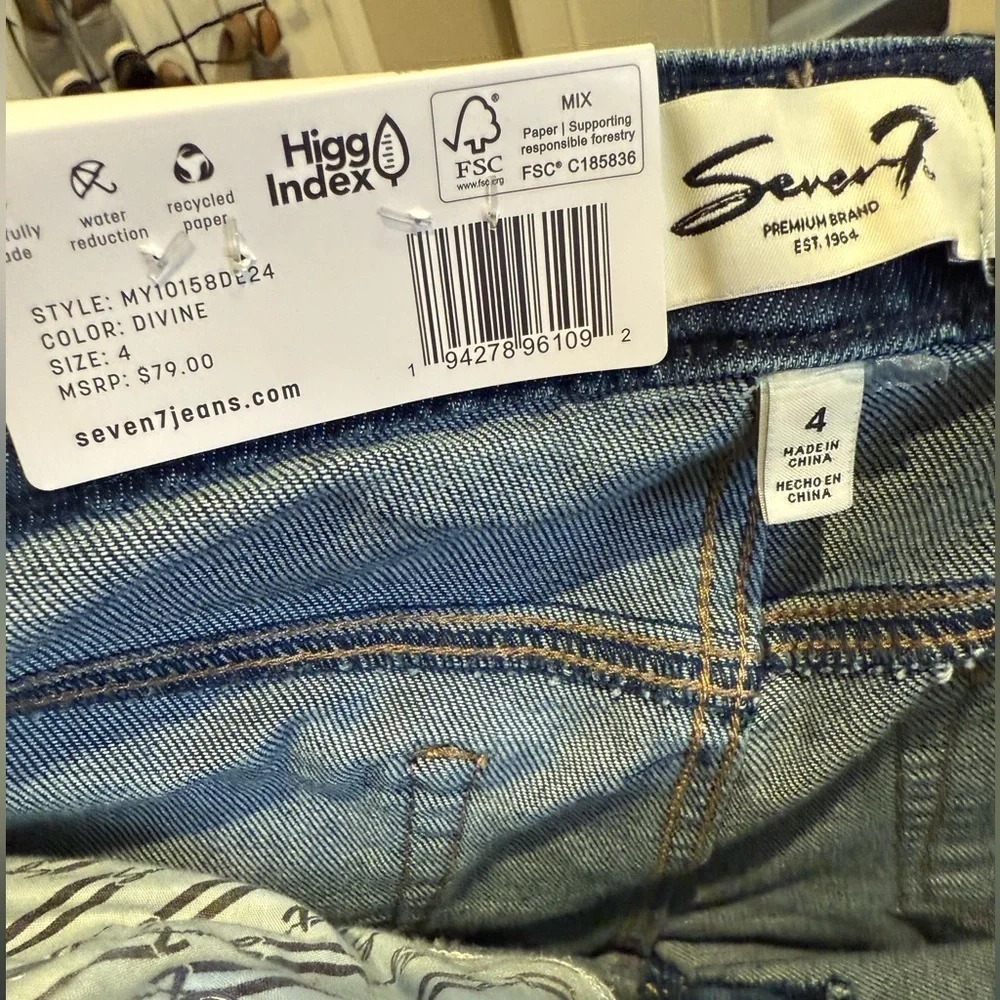 Seven7 Jeans 90s High Rise Fitted through Hips Straight Leg Size 4 New with Tag